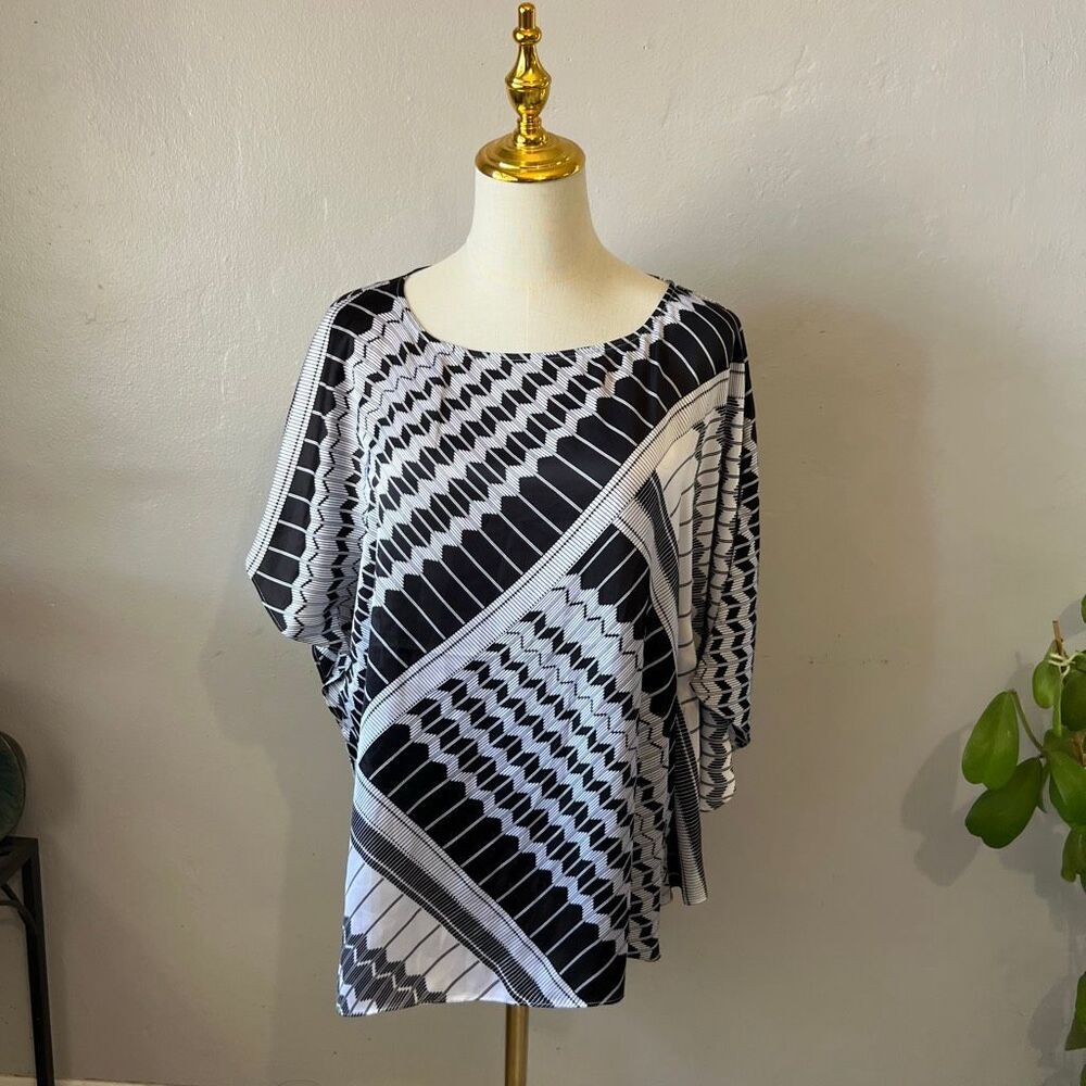 Chico's Black Label blouse distinct black and white geometric pattern and short